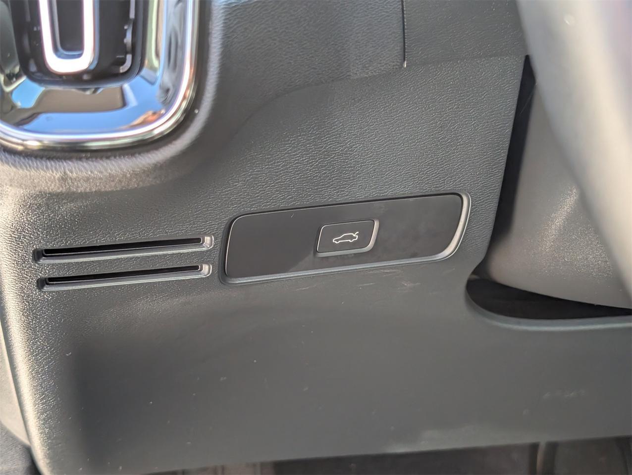 2023 Volvo XC40 B5 Plus Dark Theme Hagerstown MD