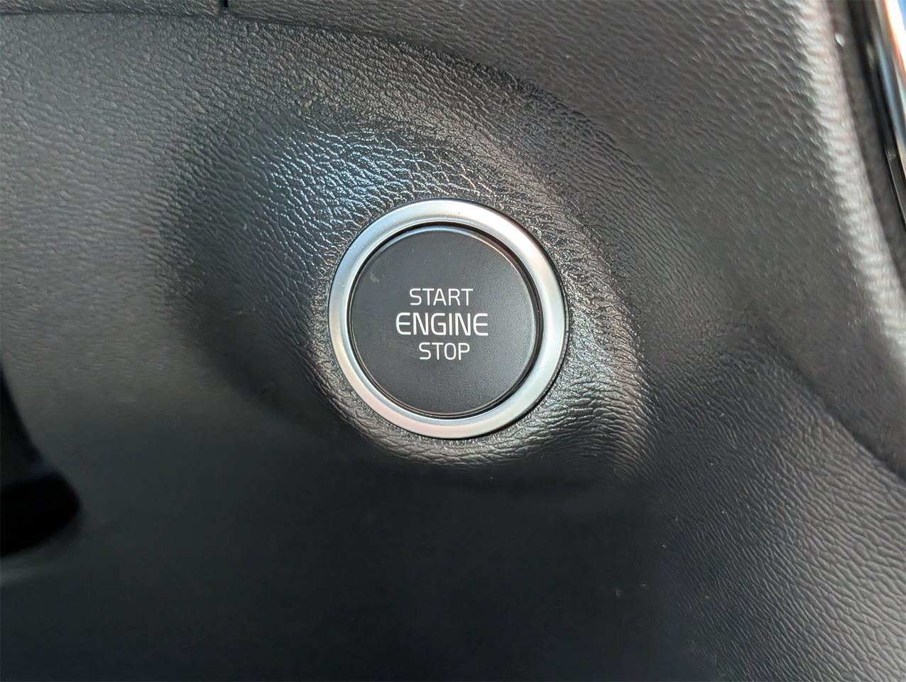 2023 Volvo XC40 B5 Plus Dark Theme Hagerstown MD