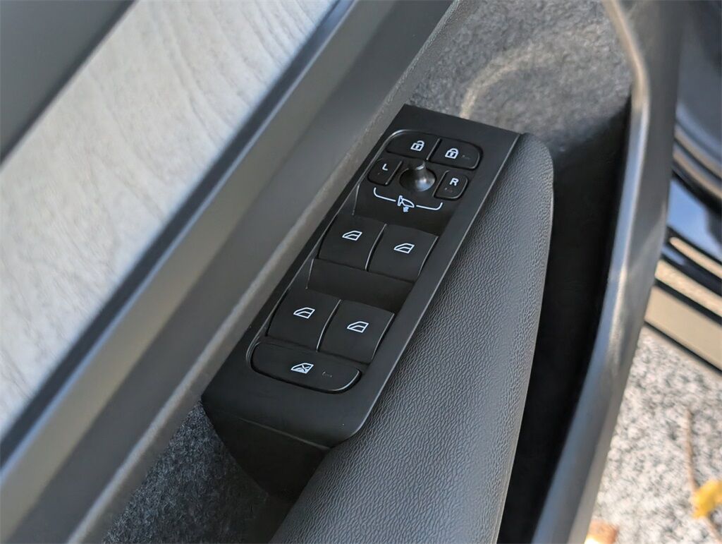 2023 Volvo XC40 B5 Plus Dark Theme Hunt Valley MD