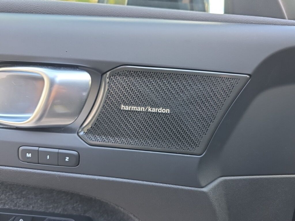 2023 Volvo XC40 B5 Plus Dark Theme Hunt Valley MD