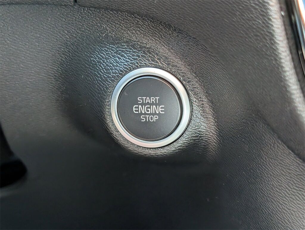 2023 Volvo XC40 B5 Plus Dark Theme Hunt Valley MD