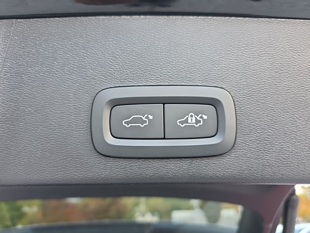 2023 Volvo XC40 B5 Plus Dark Theme Hunt Valley MD