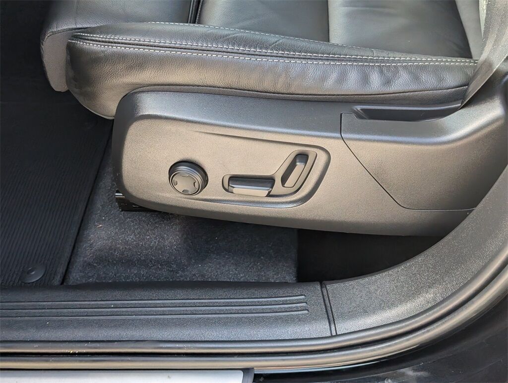 2023 Volvo XC40 B5 Plus Dark Theme Hunt Valley MD