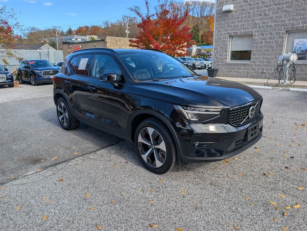 2023 Volvo XC40 B5 Plus Dark Theme