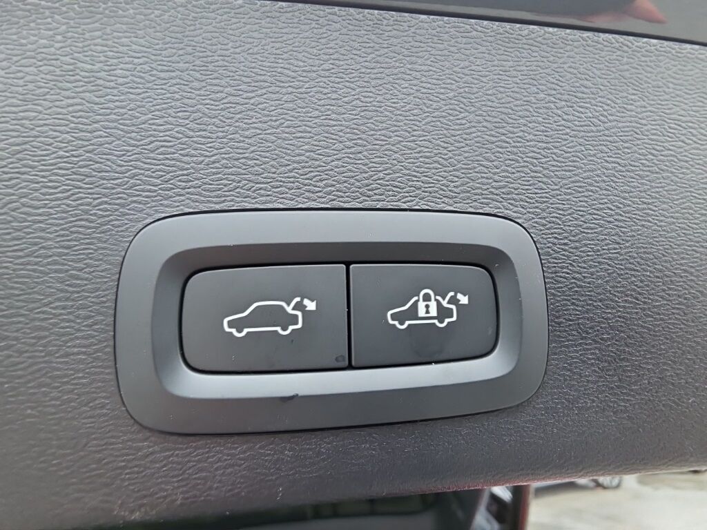 2023 Volvo XC40 B5 Plus Dark Theme Hunt Valley MD