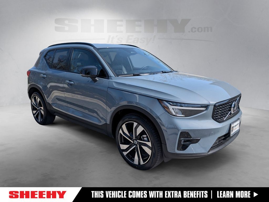 2023 Volvo XC40 B5 Plus Dark Theme