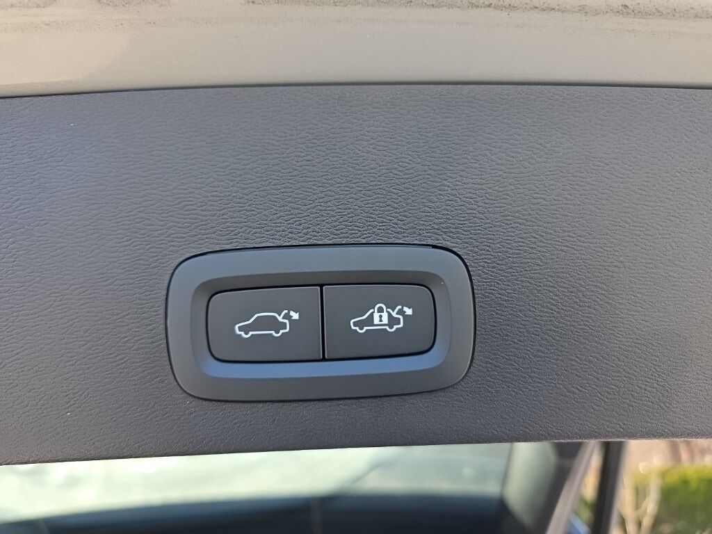 2023 Volvo XC40 B5 Plus Dark Theme Hunt Valley MD