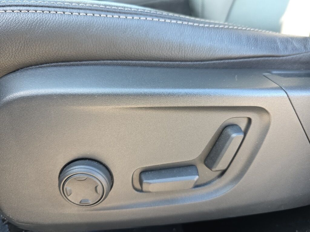 2023 Volvo XC40 B5 Plus Dark Theme Hunt Valley MD