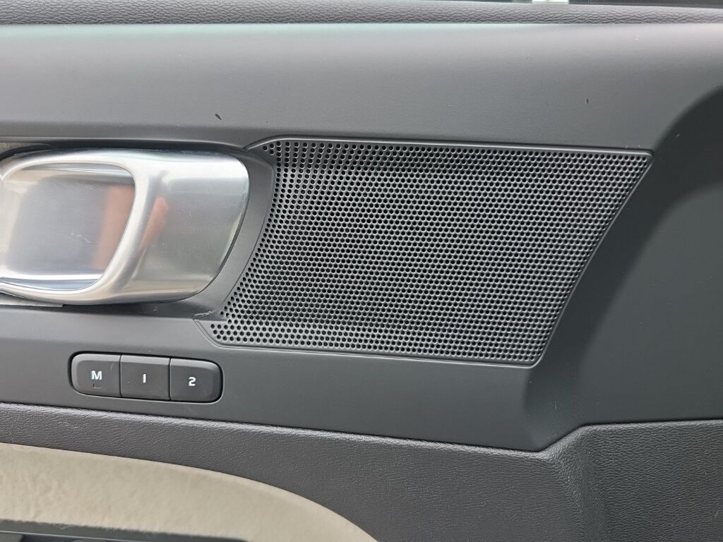 2023 Volvo XC40 B5 Plus Dark Theme Hunt Valley MD