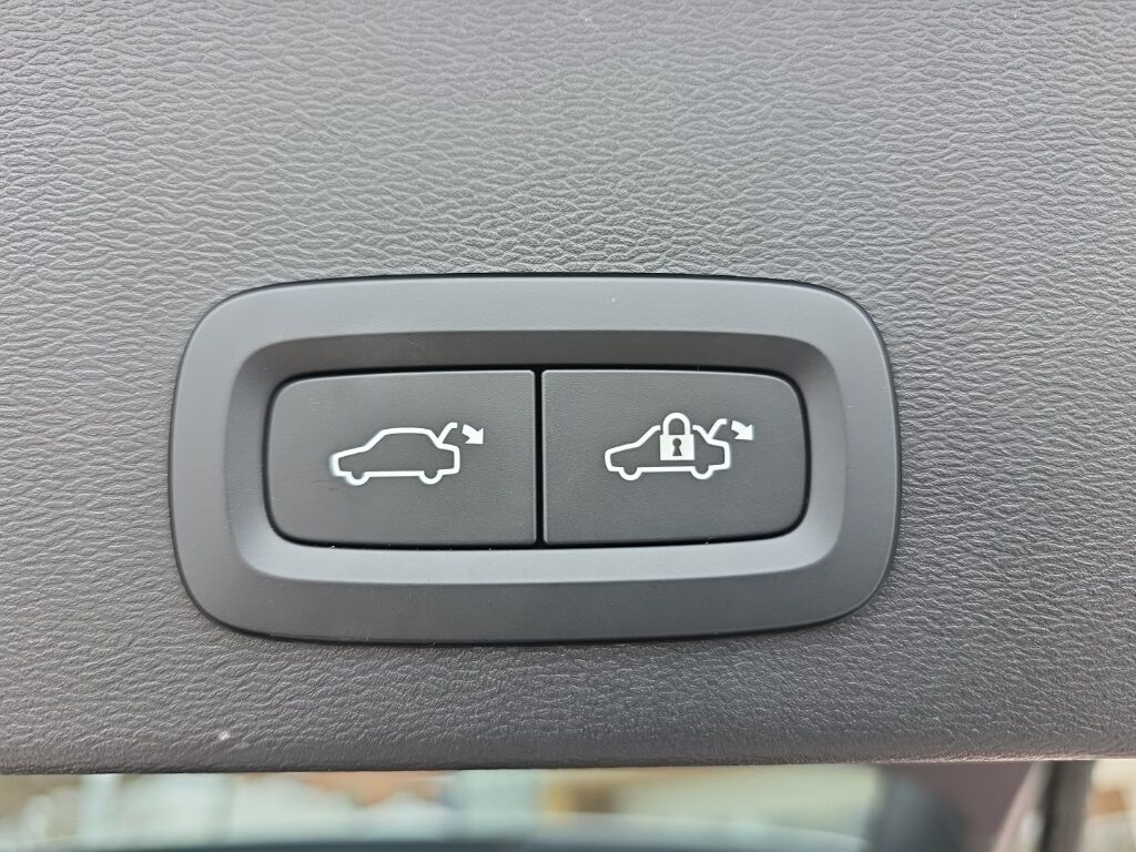 2023 Volvo XC40 B5 Plus Dark Theme Hunt Valley MD