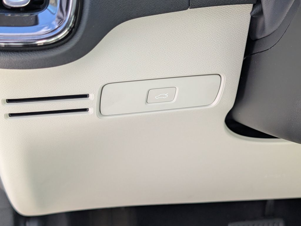 2023 Volvo XC40 B5 Plus Dark Theme Hunt Valley MD