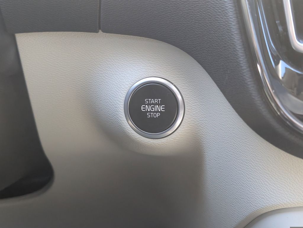 2023 Volvo XC40 B5 Plus Dark Theme Hunt Valley MD