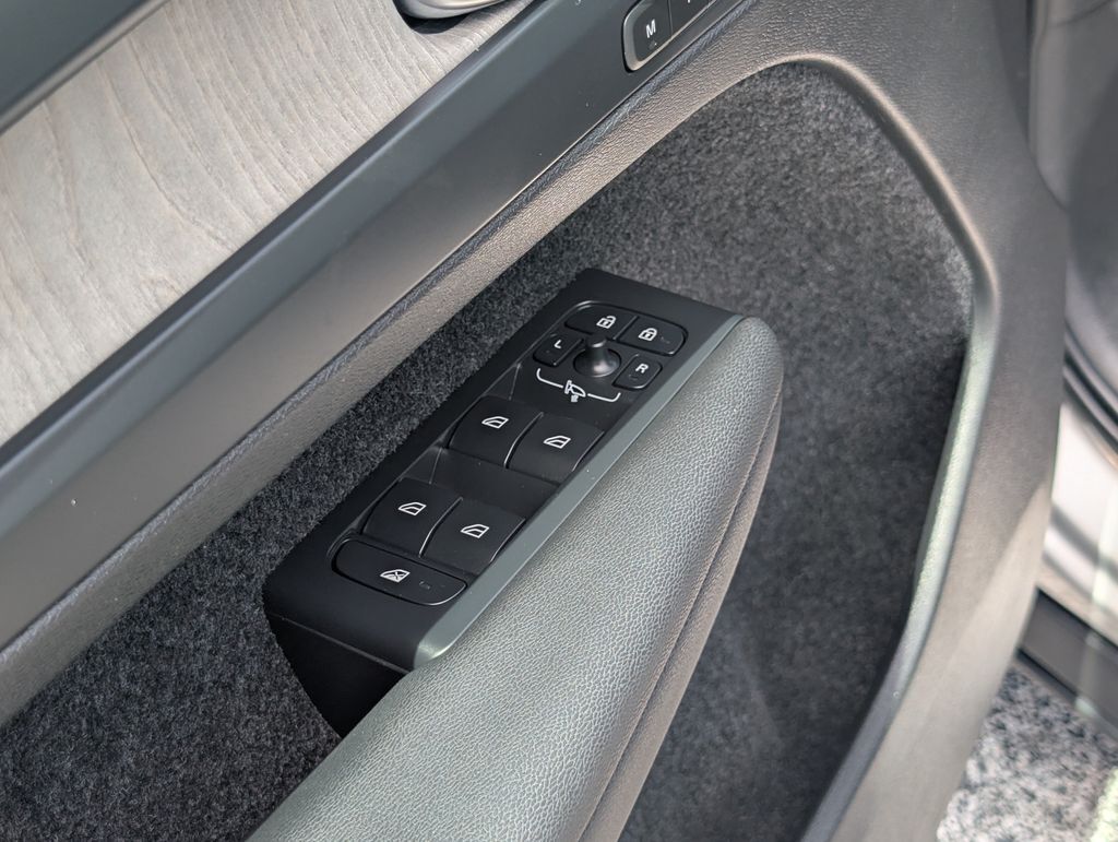 2023 Volvo XC40 B5 Plus Dark Theme Hunt Valley MD