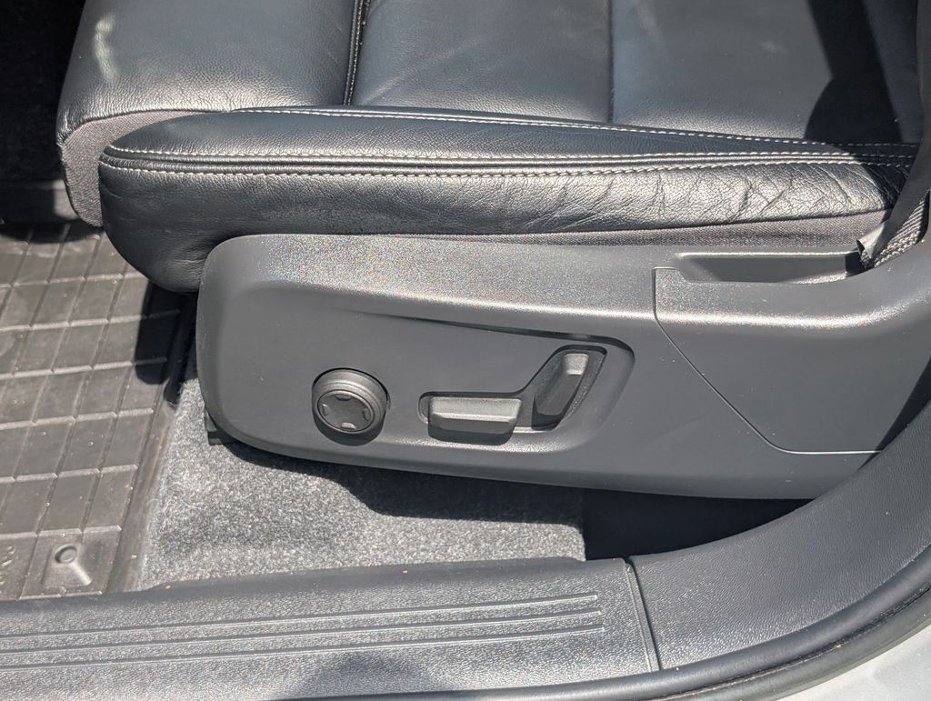2023 Volvo XC40 B5 Plus Dark Theme Hunt Valley MD