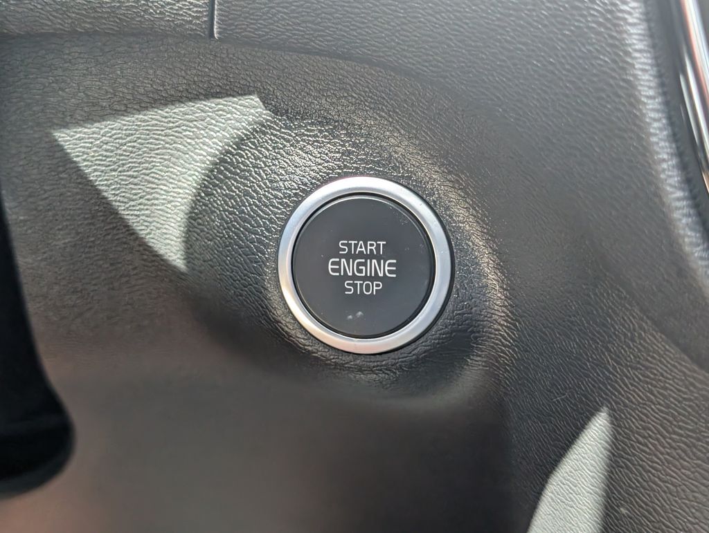 2023 Volvo XC40 B5 Plus Dark Theme Hunt Valley MD