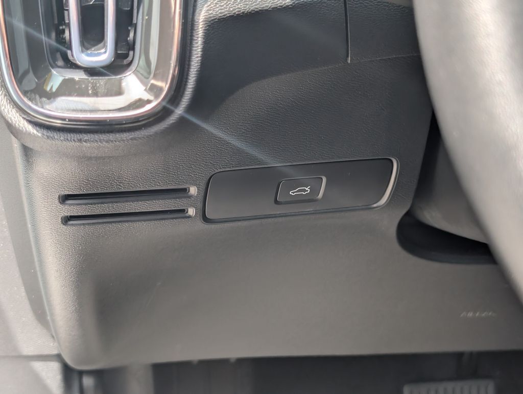 2023 Volvo XC40 B5 Plus Dark Theme Hunt Valley MD