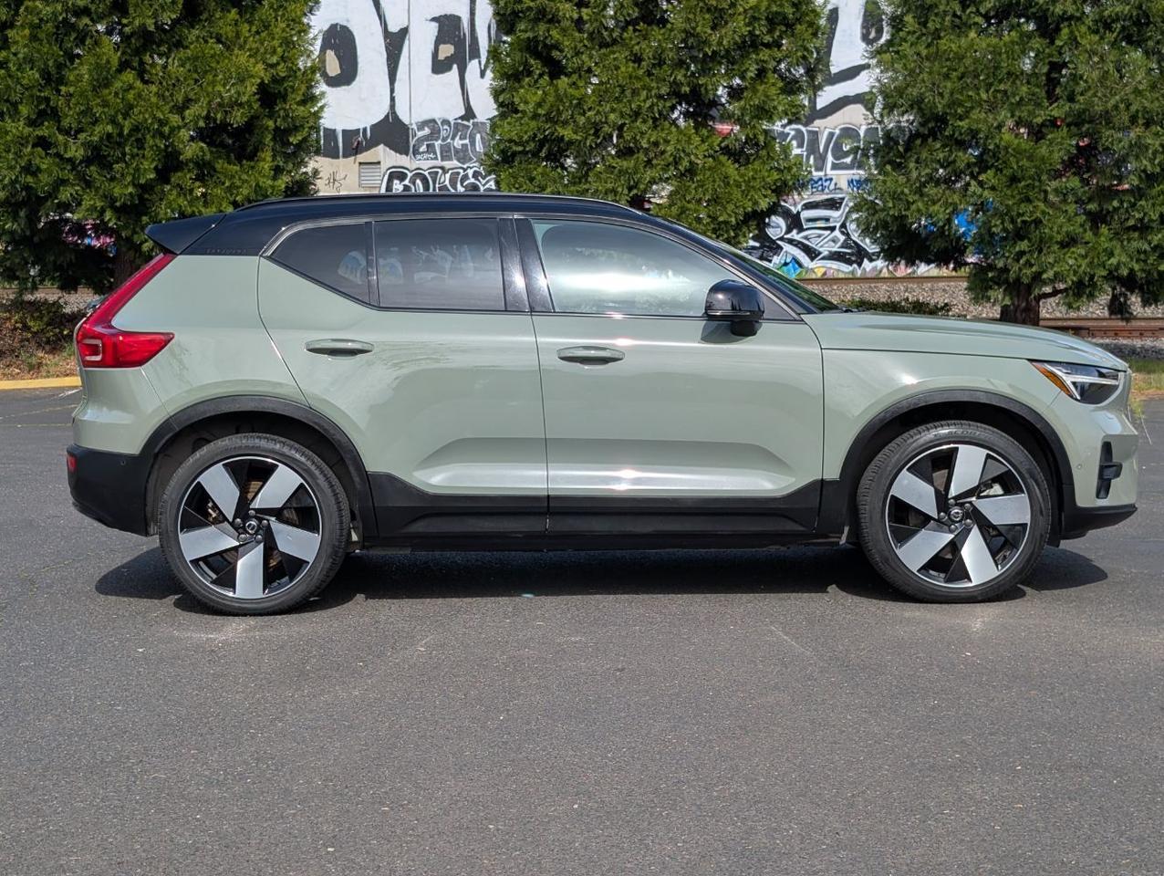 2023 Volvo XC40 Recharge Twin Motor AWD PLUS | 402hp, High Performance Audio, 360 Cam, 4 Heated Seats & Wheel Portland OR