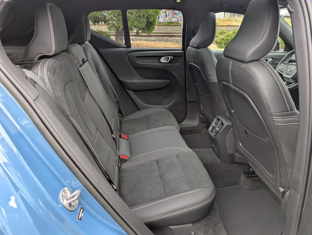 2023 Volvo XC40 Recharge Twin Motor ULTIMATE | 402hp, HK Premium Audio, Pilot Assist, 360 Cam, 4 Heated Seats & Wheel Portland OR