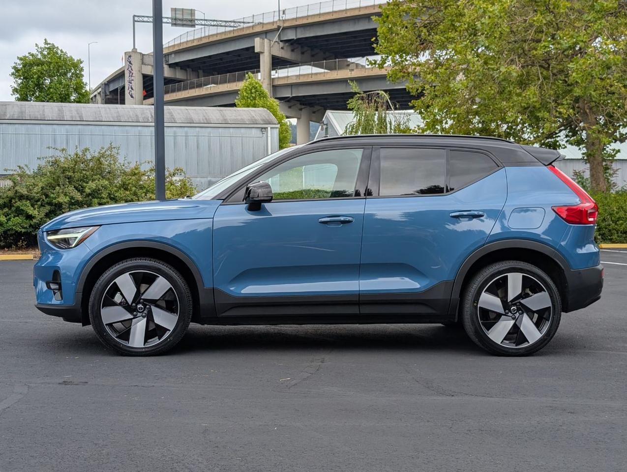 2023 Volvo XC40 Recharge Twin Motor ULTIMATE | 402hp, HK Premium Audio, Pilot Assist, 360 Cam, 4 Heated Seats & Wheel Portland OR