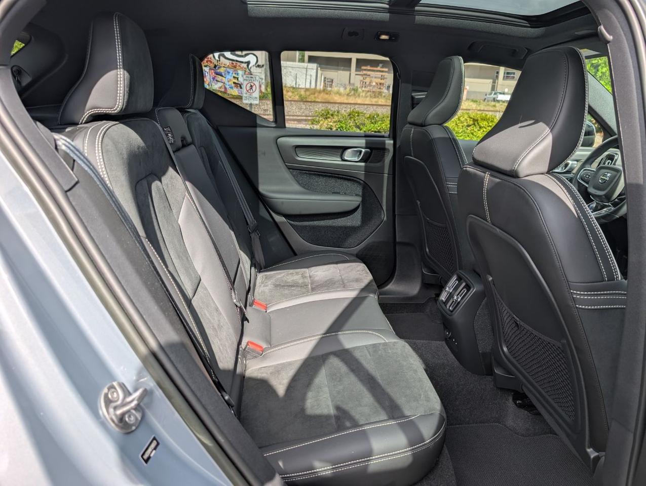 2023 Volvo XC40 Recharge Twin Motor ULTIMATE | 402hp, HK Premium Audio, Pilot Assist, 360 Cam, 4 Heated Seats & Wheel Portland OR