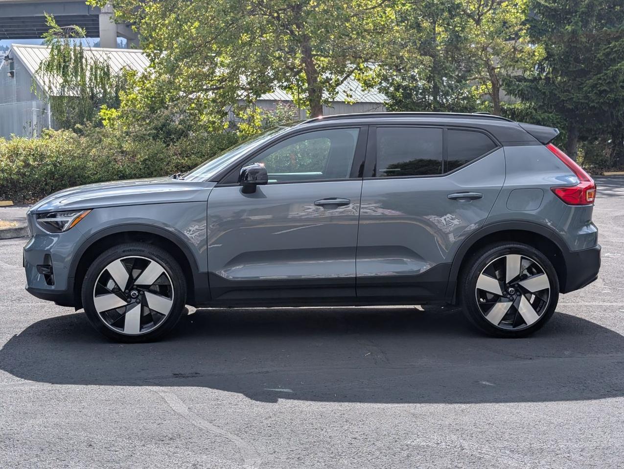 2023 Volvo XC40 Recharge Twin Motor ULTIMATE | 402hp, HK Premium Audio, Pilot Assist, 360 Cam, 4 Heated Seats & Wheel Portland OR