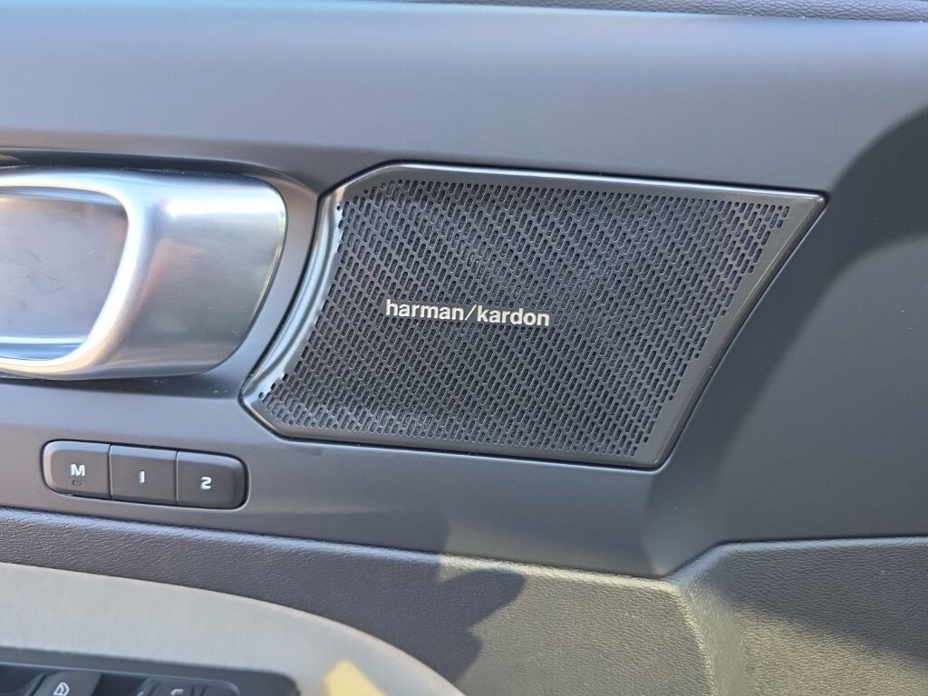 2023 Volvo XC40 Ultimate Hunt Valley MD