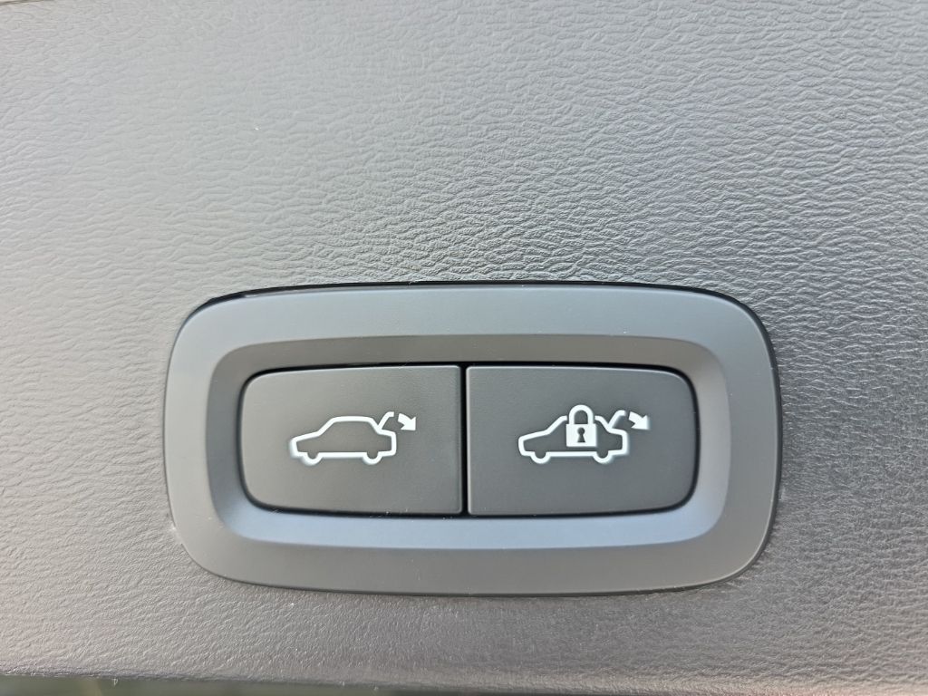 2023 Volvo XC40 Ultimate Hunt Valley MD