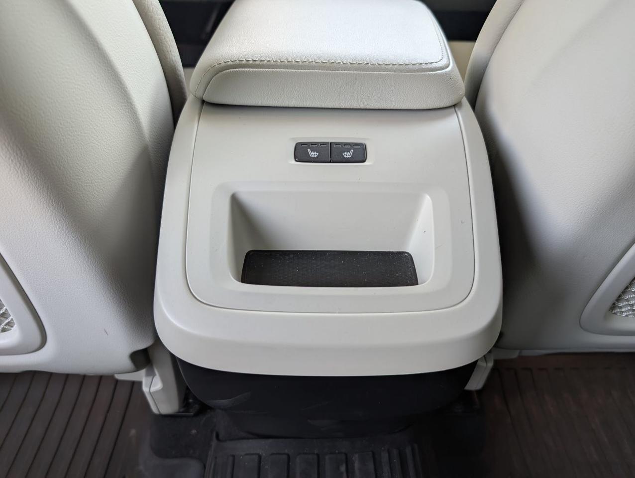 2023 Volvo XC60 B5 AWD Hybrid PLUS w/Harman Kardon, Pilot Assist, 360 Cam, 4 Heated Seats & Portland OR