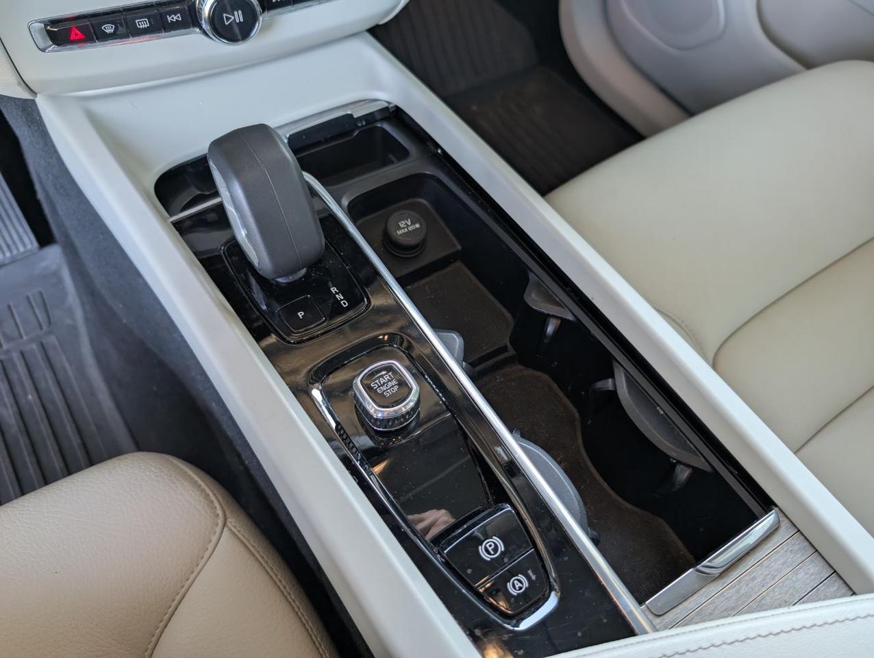 2023 Volvo XC60 B5 AWD Hybrid PLUS w/Harman Kardon, Pilot Assist, 360 Cam, 4 Heated Seats & Portland OR