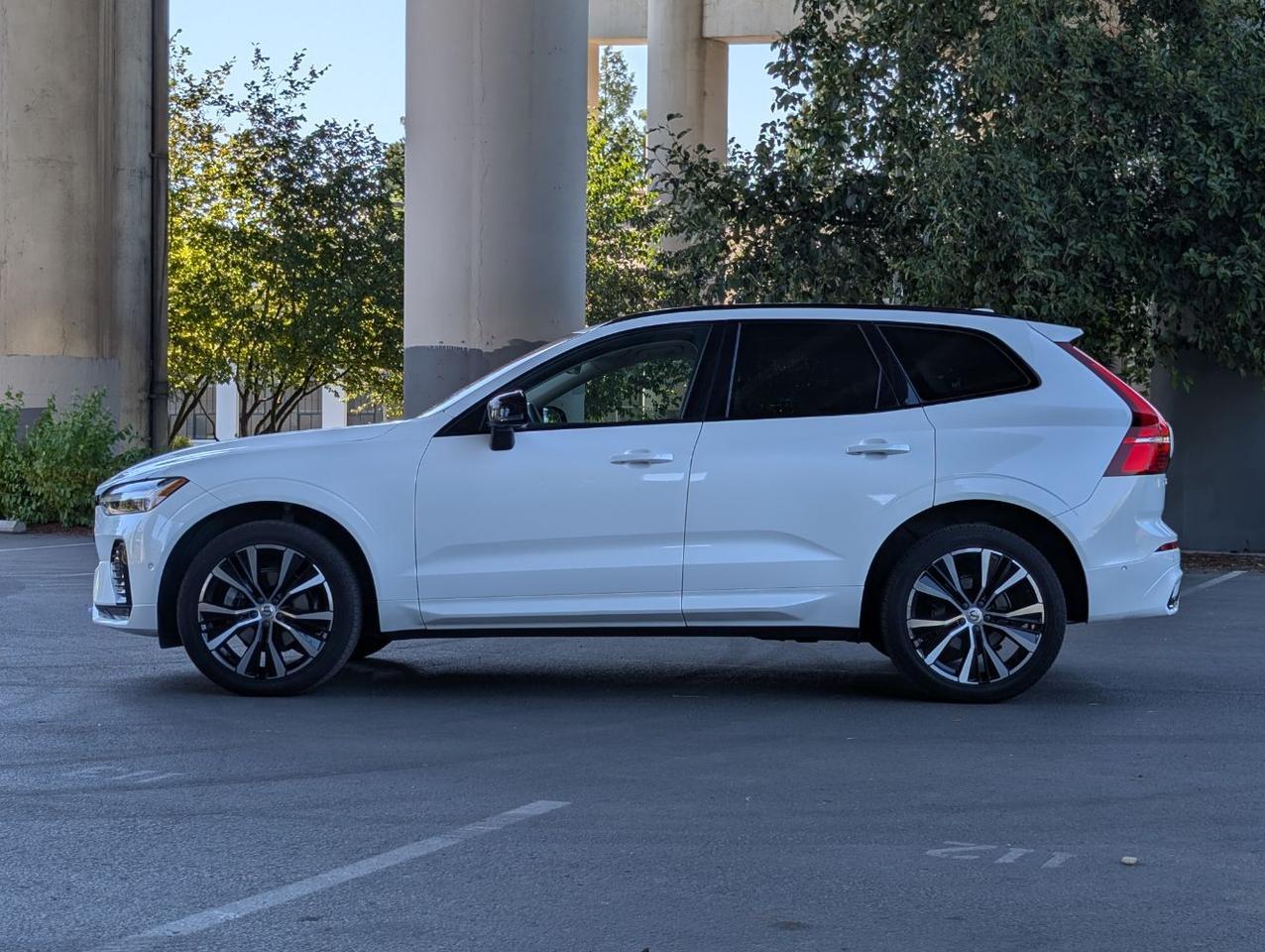 2023 Volvo XC60 B5 AWD Hybrid PLUS w/Harman Kardon, Pilot Assist, 360 Cam, 4 Heated Seats & Portland OR