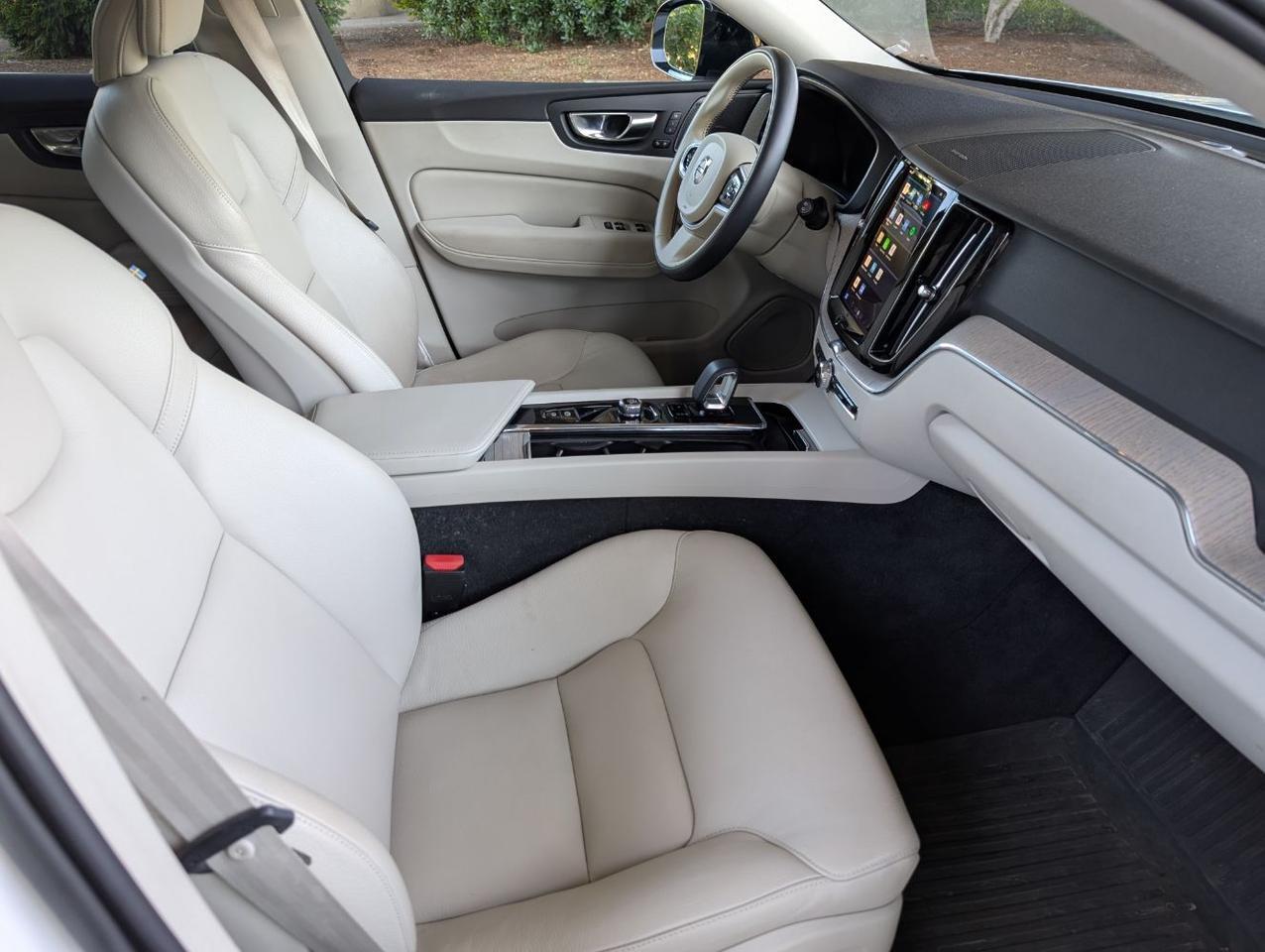 2023 Volvo XC60 B5 AWD Hybrid PLUS w/Harman Kardon, Pilot Assist, 360 Cam, 4 Heated Seats & Wheel Portland OR