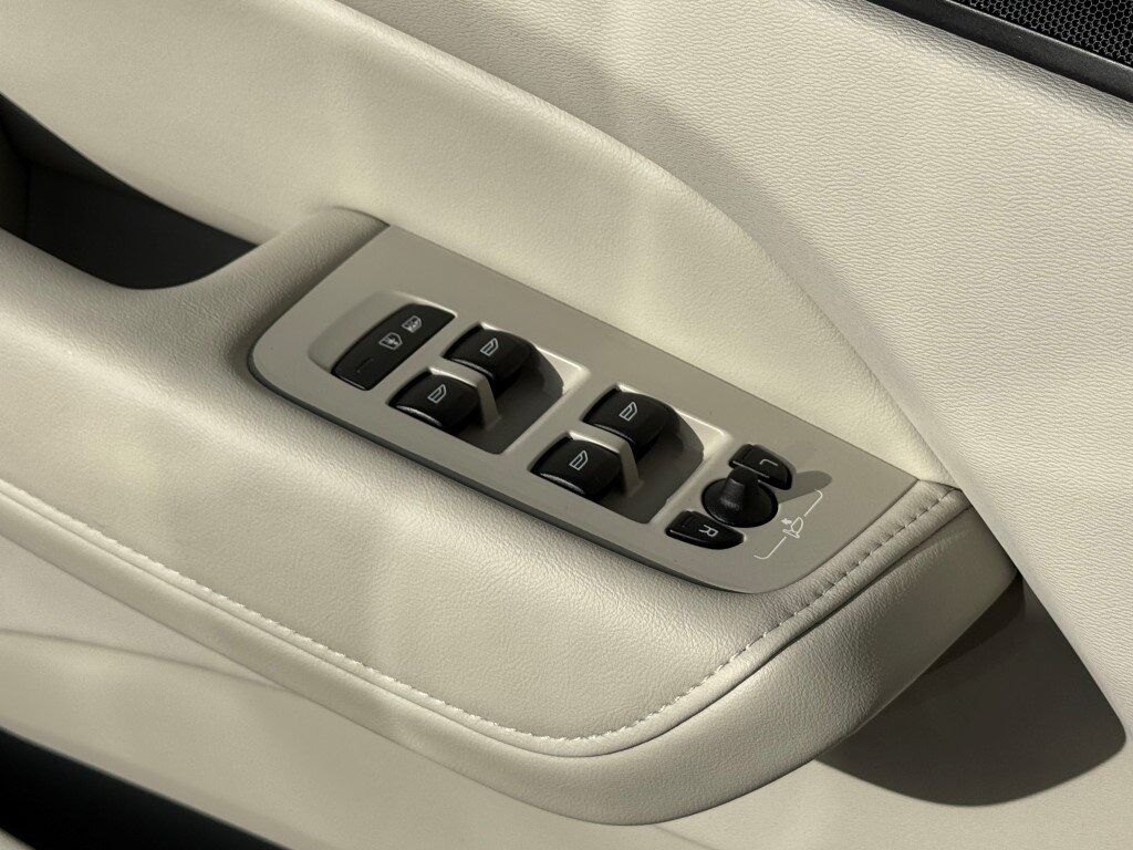 2023 Volvo XC60 B5 Plus Bright Theme Hunt Valley MD