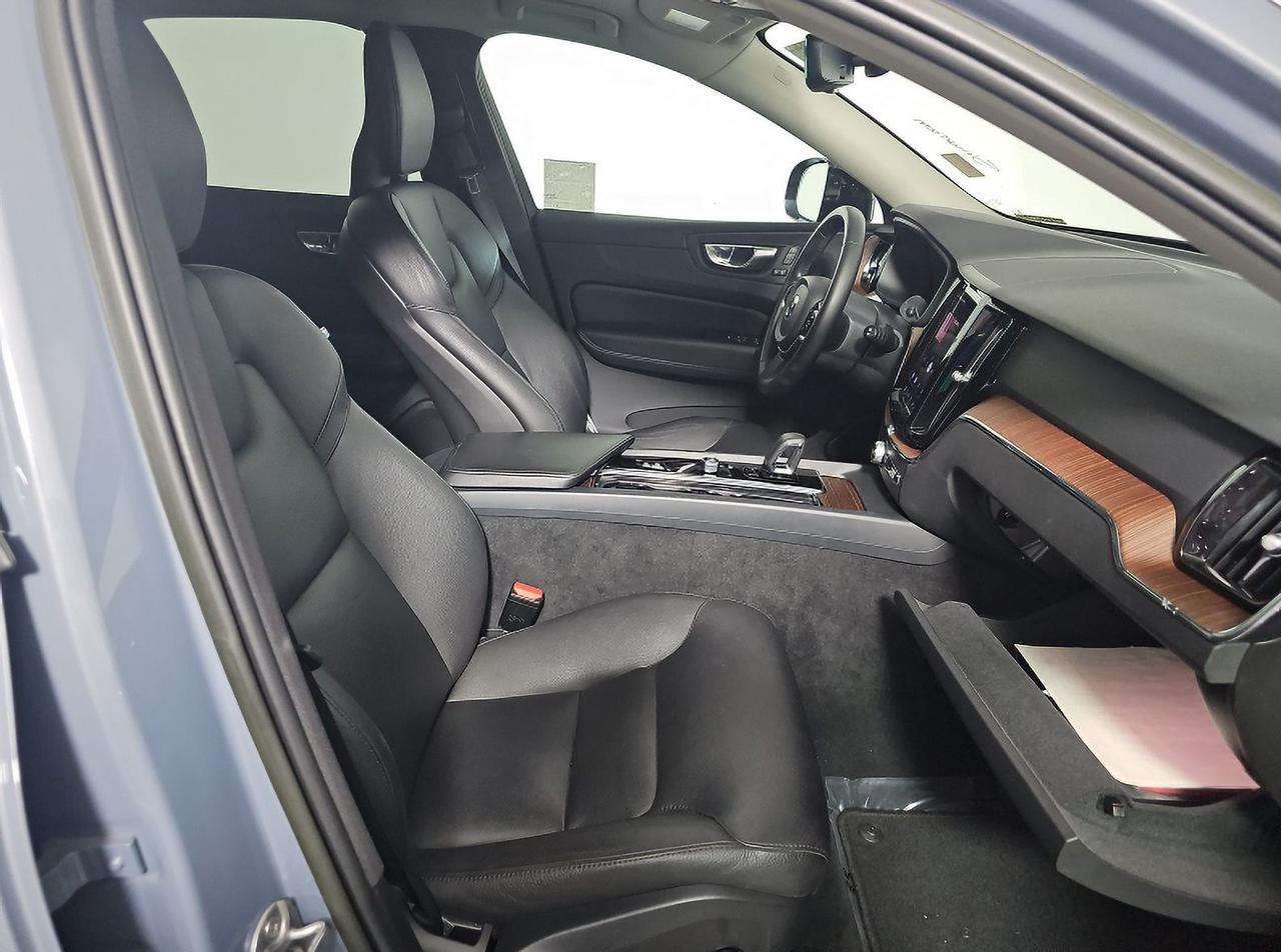 2023 Volvo XC60 B5 Plus Dark Theme Gladstone OR