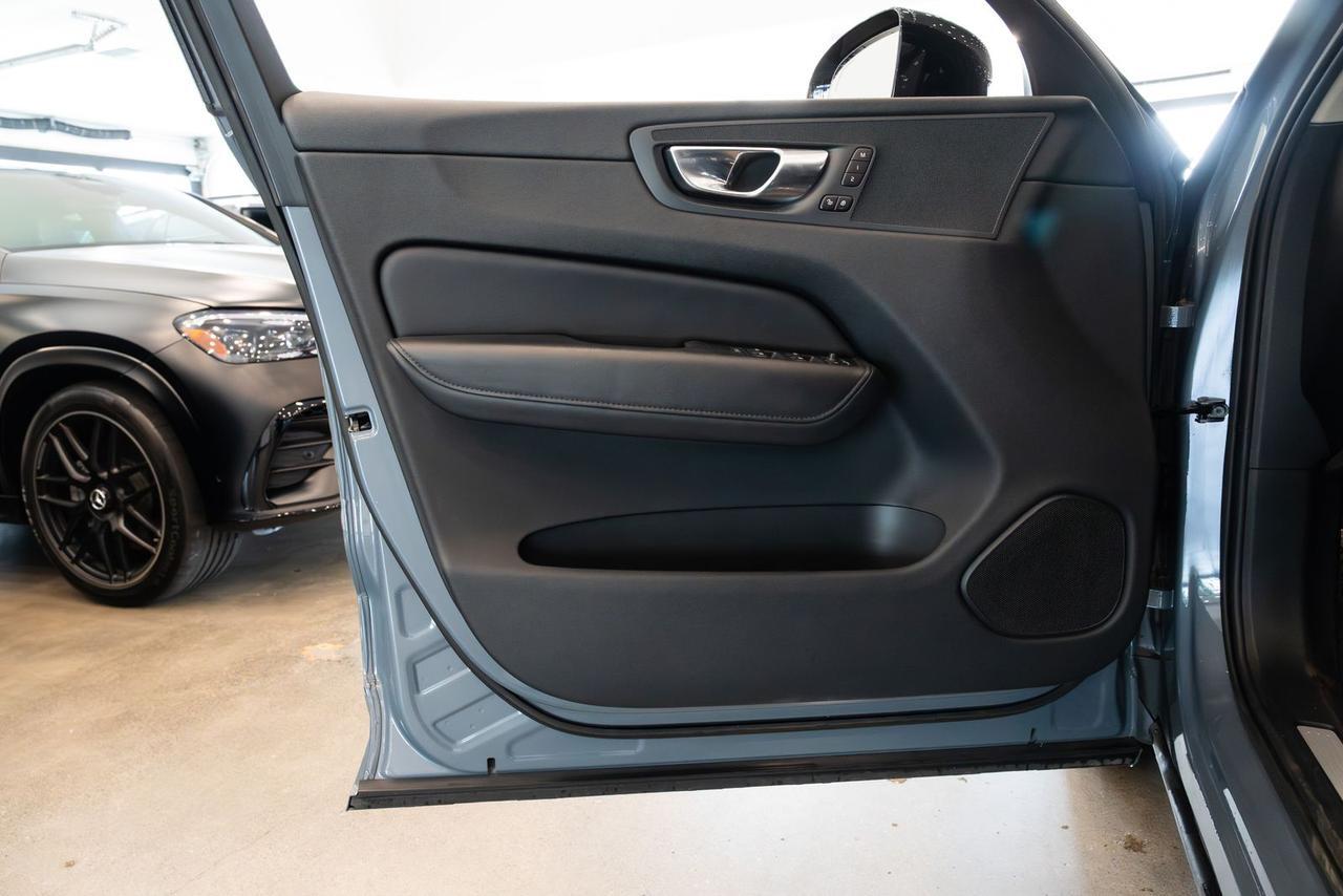 2023 Volvo XC60 B5 Plus Dark Theme Gladstone OR