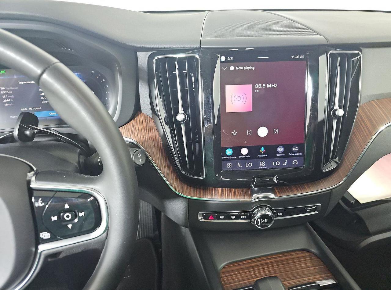 2023 Volvo XC60 B5 Plus Dark Theme Gladstone OR