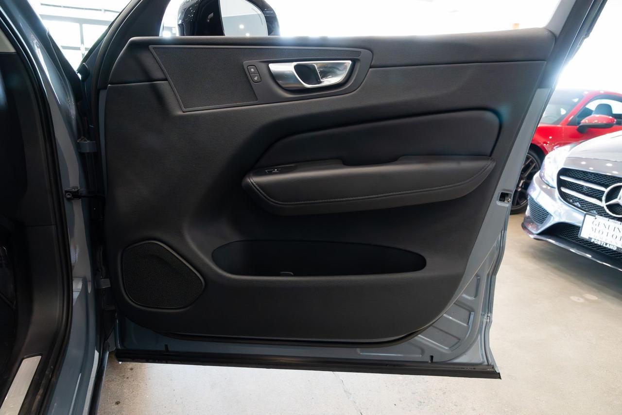 2023 Volvo XC60 B5 Plus Dark Theme Gladstone OR