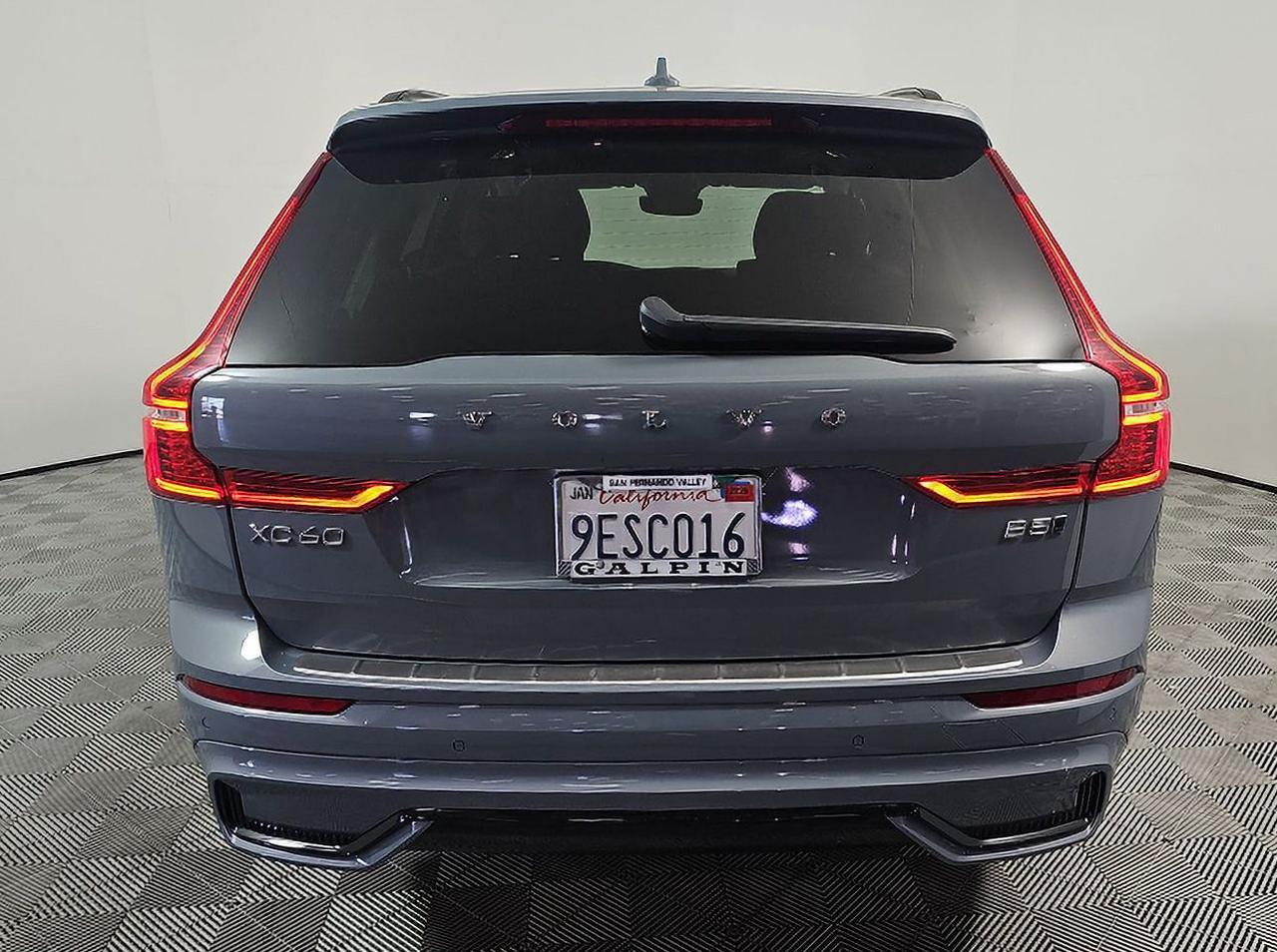 2023 Volvo XC60 B5 Plus Dark Theme Gladstone OR
