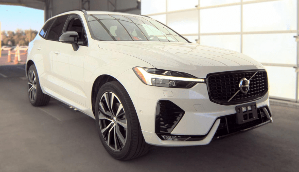 2023 Volvo XC60 B5 Plus Dark Theme