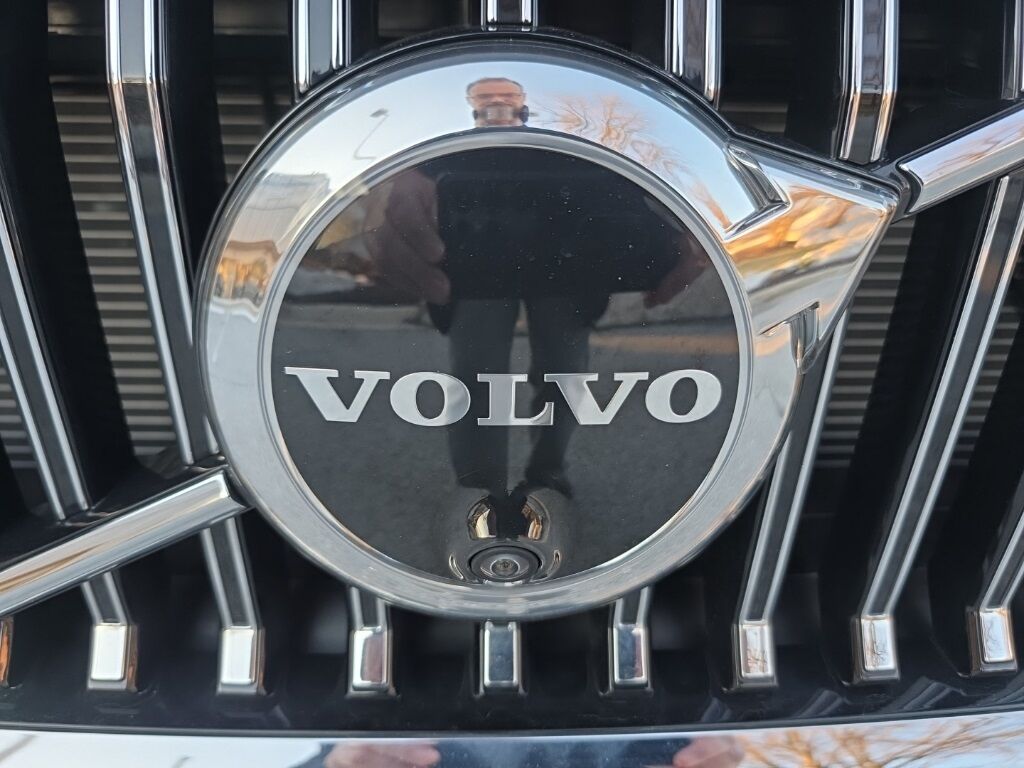 2023 Volvo XC60 B5 Ultimate Bright Theme Hunt Valley MD