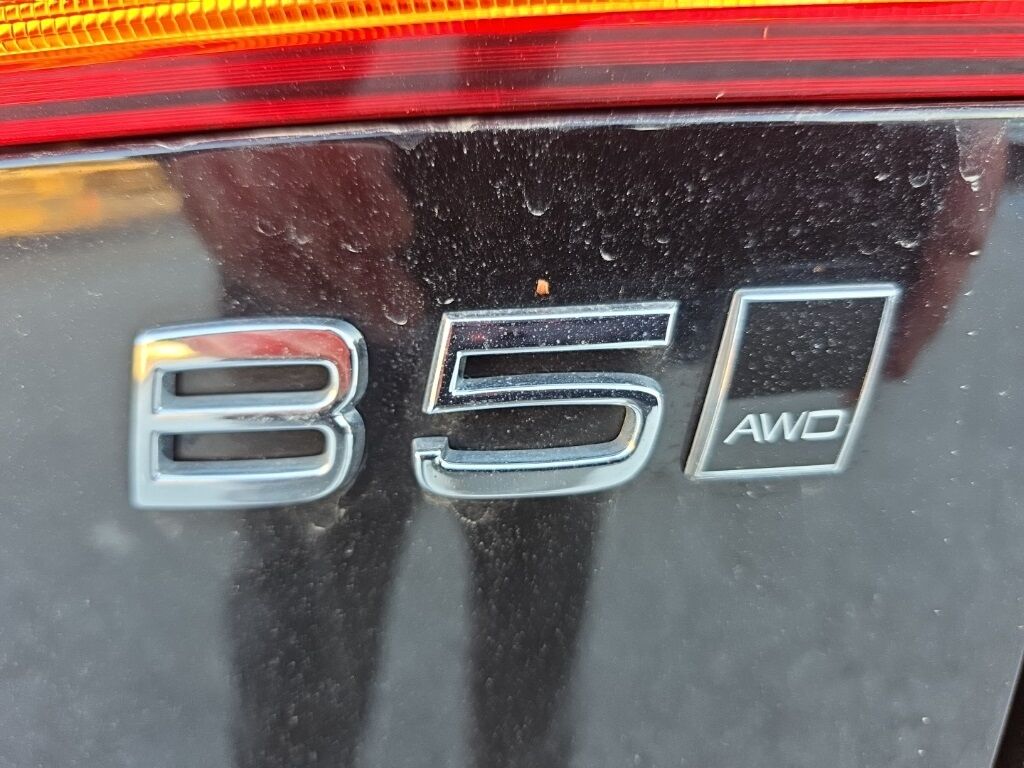 2023 Volvo XC60 B5 Ultimate Bright Theme Hunt Valley MD