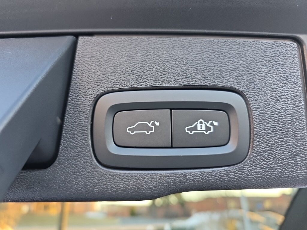 2023 Volvo XC60 B5 Ultimate Bright Theme Hunt Valley MD