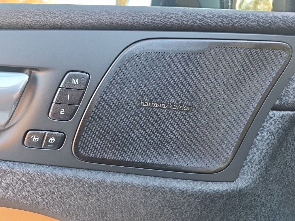 2023 Volvo XC60 B5 Ultimate Bright Theme Hunt Valley MD