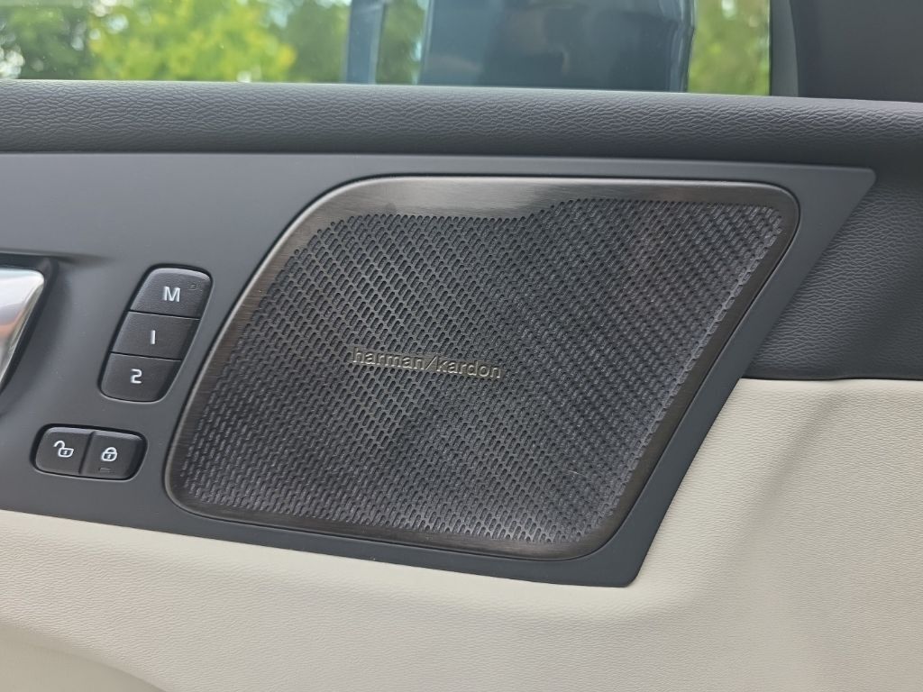 2023 Volvo XC60 B5 Ultimate Bright Theme Hunt Valley MD