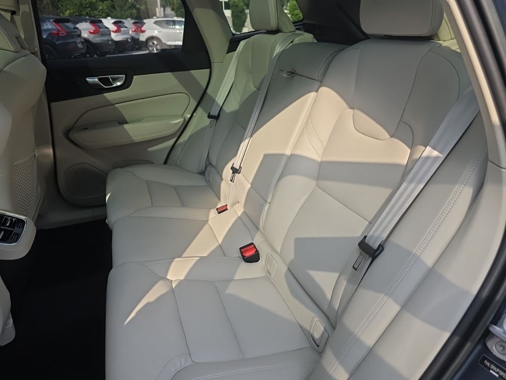2023 Volvo XC60 B5 Ultimate Bright Theme Hunt Valley MD