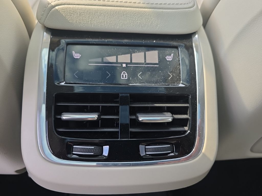 2023 Volvo XC60 B5 Ultimate Bright Theme Hunt Valley MD