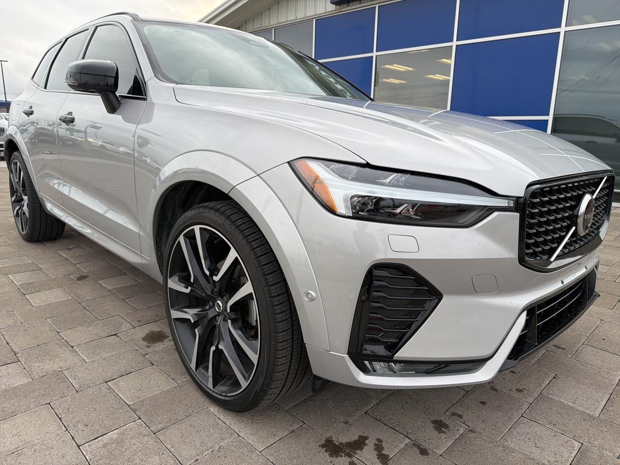 2023 Volvo XC60 B5 Ultimate Dark Theme