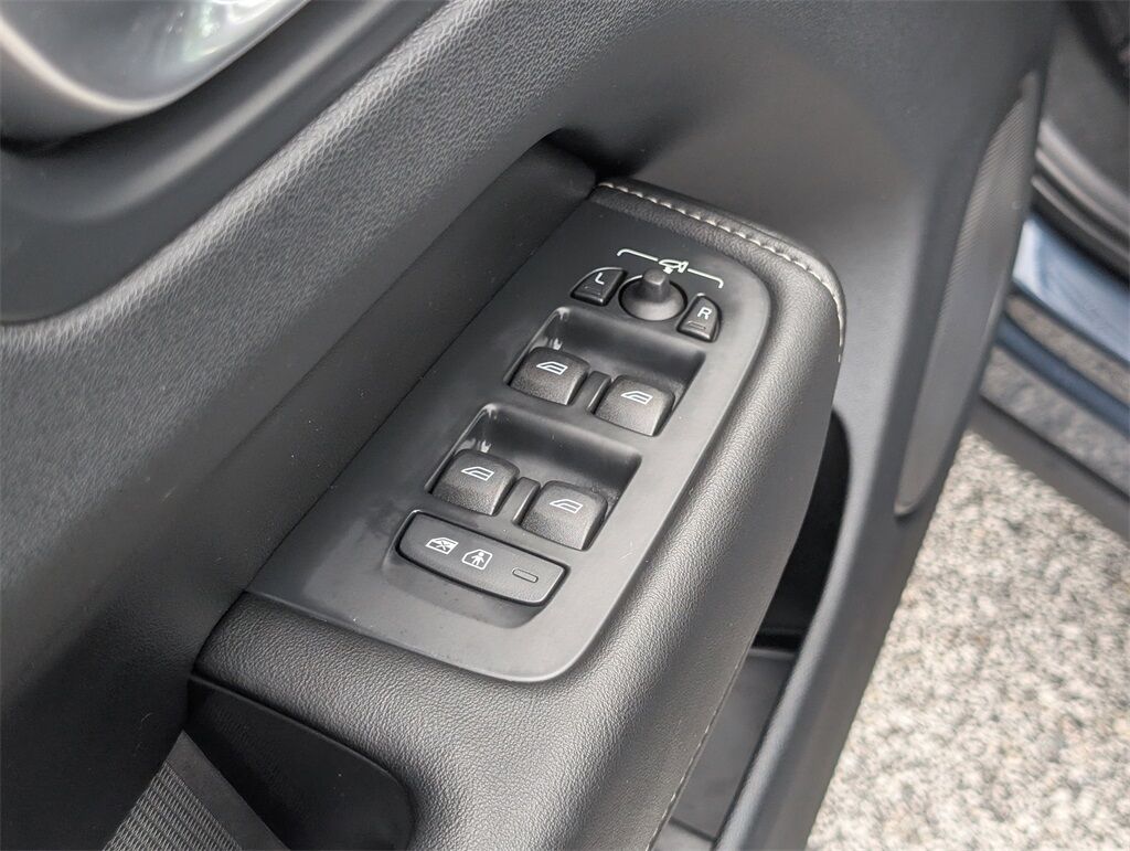 2023 Volvo XC60 B5 Ultimate Dark Theme Cockeysville MD