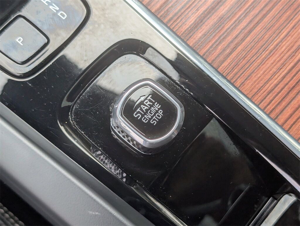 2023 Volvo XC60 B5 Ultimate Dark Theme Cockeysville MD