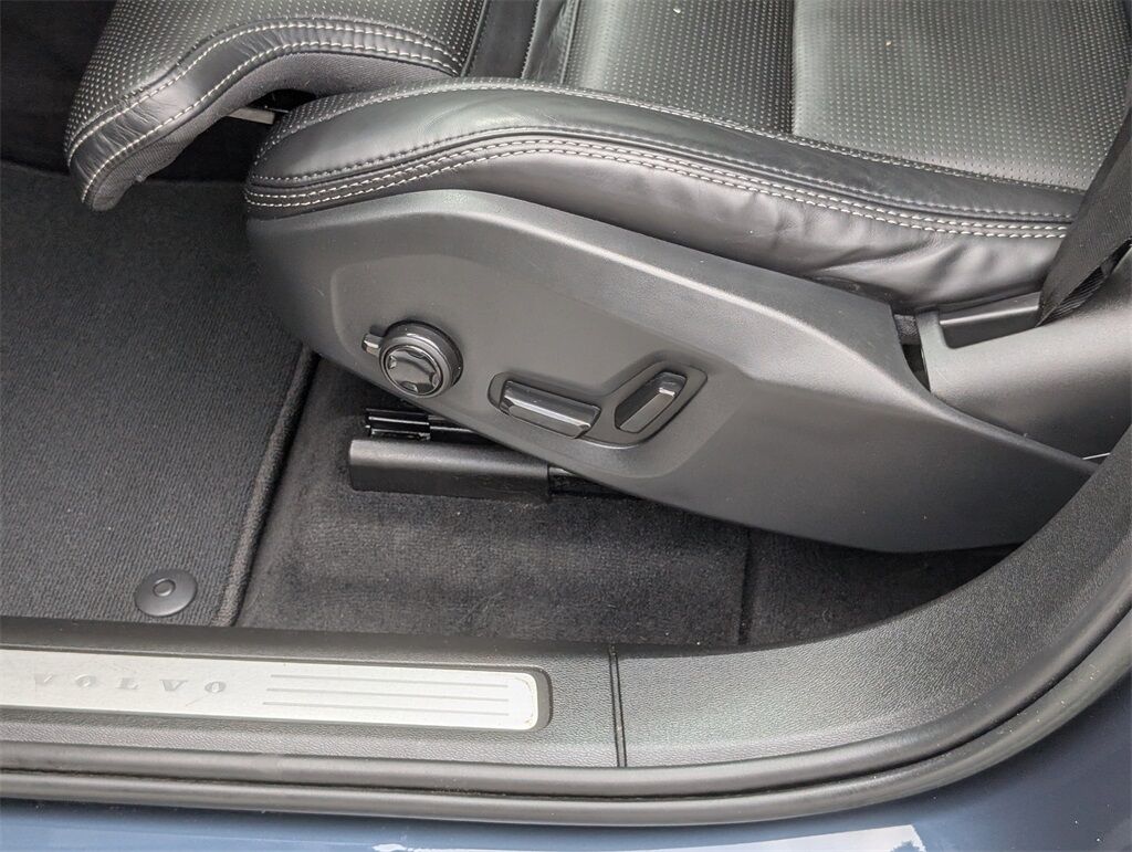 2023 Volvo XC60 B5 Ultimate Dark Theme Cockeysville MD