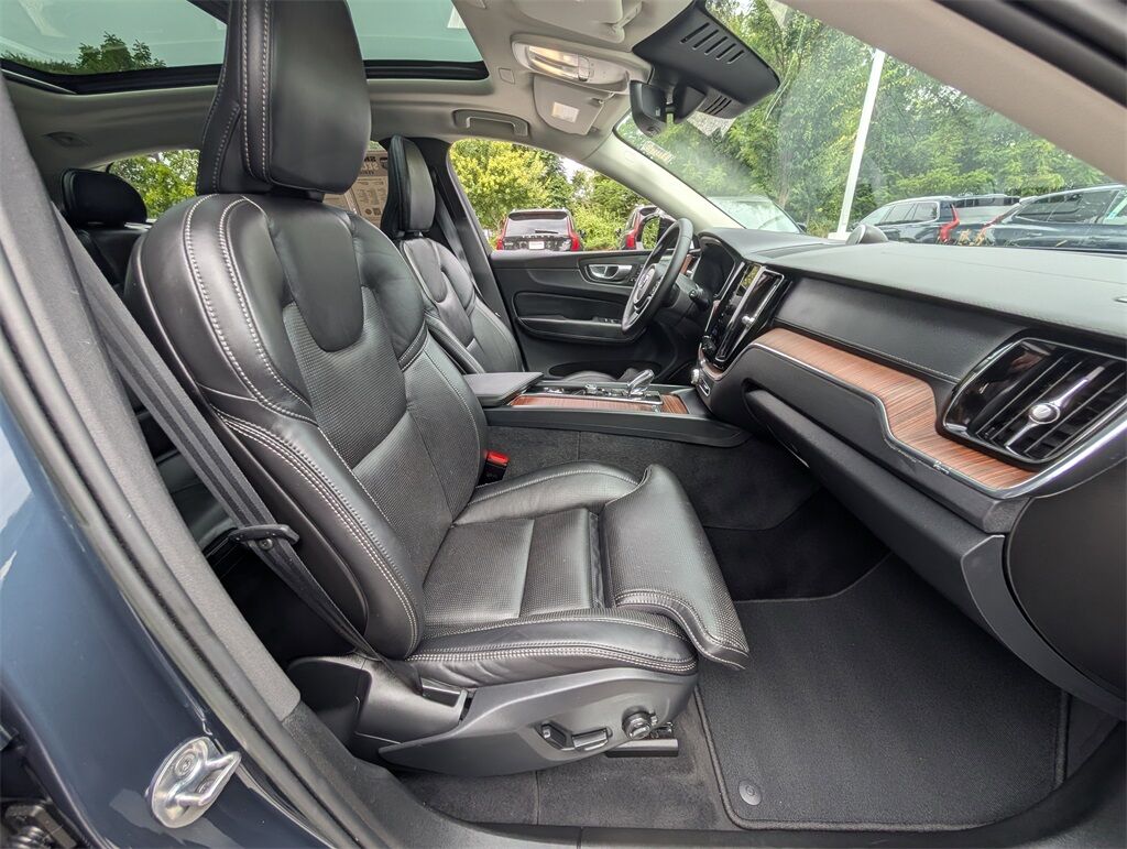 2023 Volvo XC60 B5 Ultimate Dark Theme Cockeysville MD